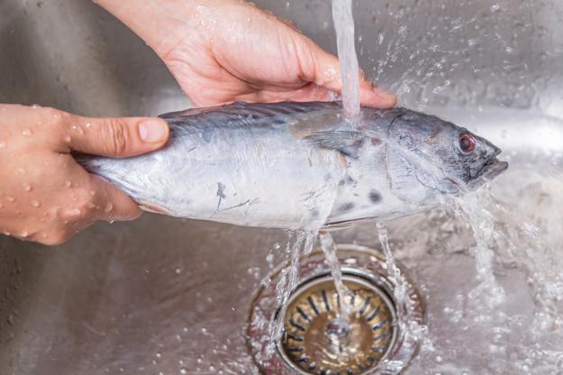 Как быстро разморозить рыбу и не потратить время впустую