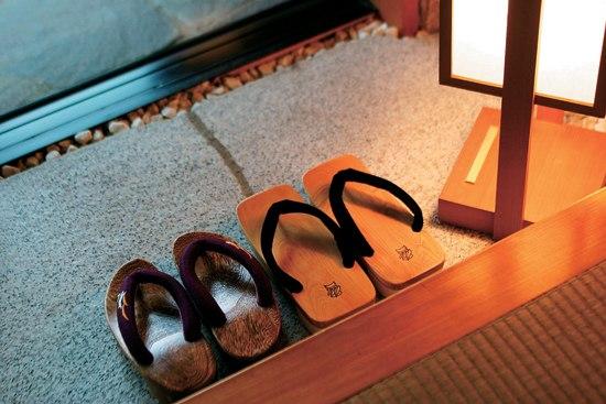 Почему запрещено заходить в дом в обуви