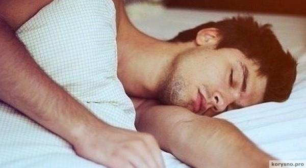 Почему мужчинам полезно спать без белья?