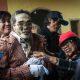 Индонезийская деревня, в которой откапывают трупы родственников, чтобы переодеть к празднику