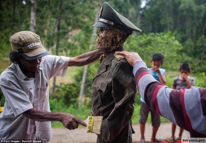 Индонезийская деревня, в которой откапывают трупы родственников, чтобы переодеть к празднику