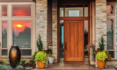 Входная дверь: 4 способа повысить практичность и оригинальность двери