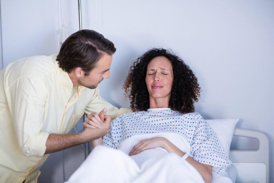 Муж – в обмороке, жена – в агонии, врач – в шоке: стоит ли соглашаться на партнерские роды?