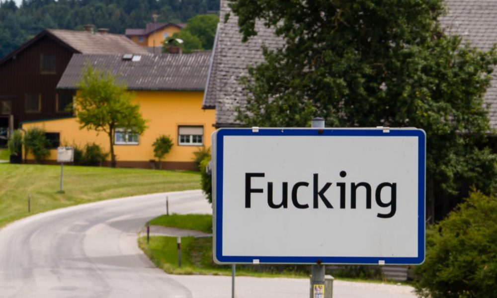 Австрійське село Fucking заробляє на назві та різдвяних листівках до кінця 2020