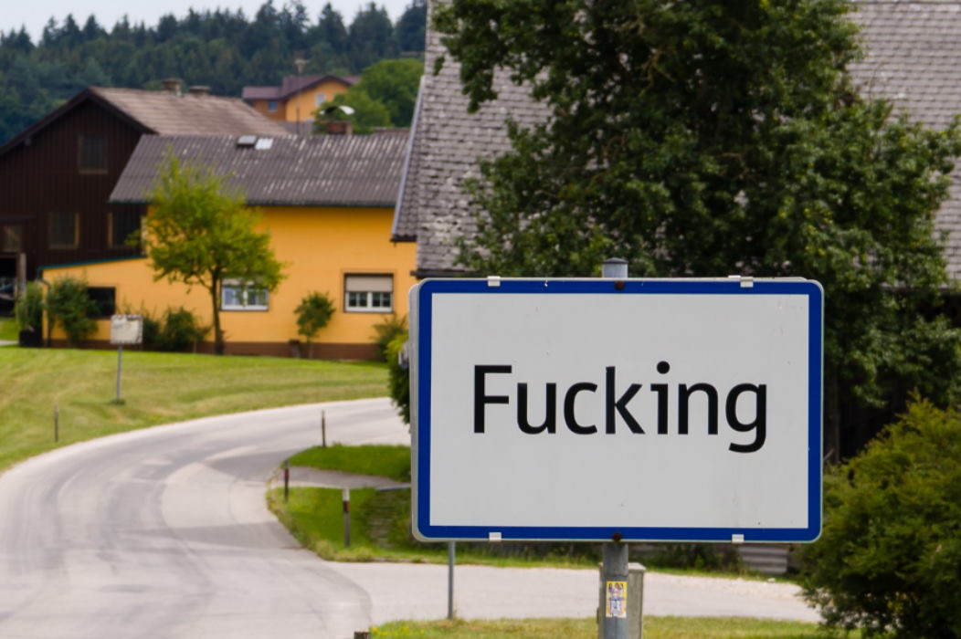 Австрійське село Fucking заробляє на назві та різдвяних листівках до кінця 2020